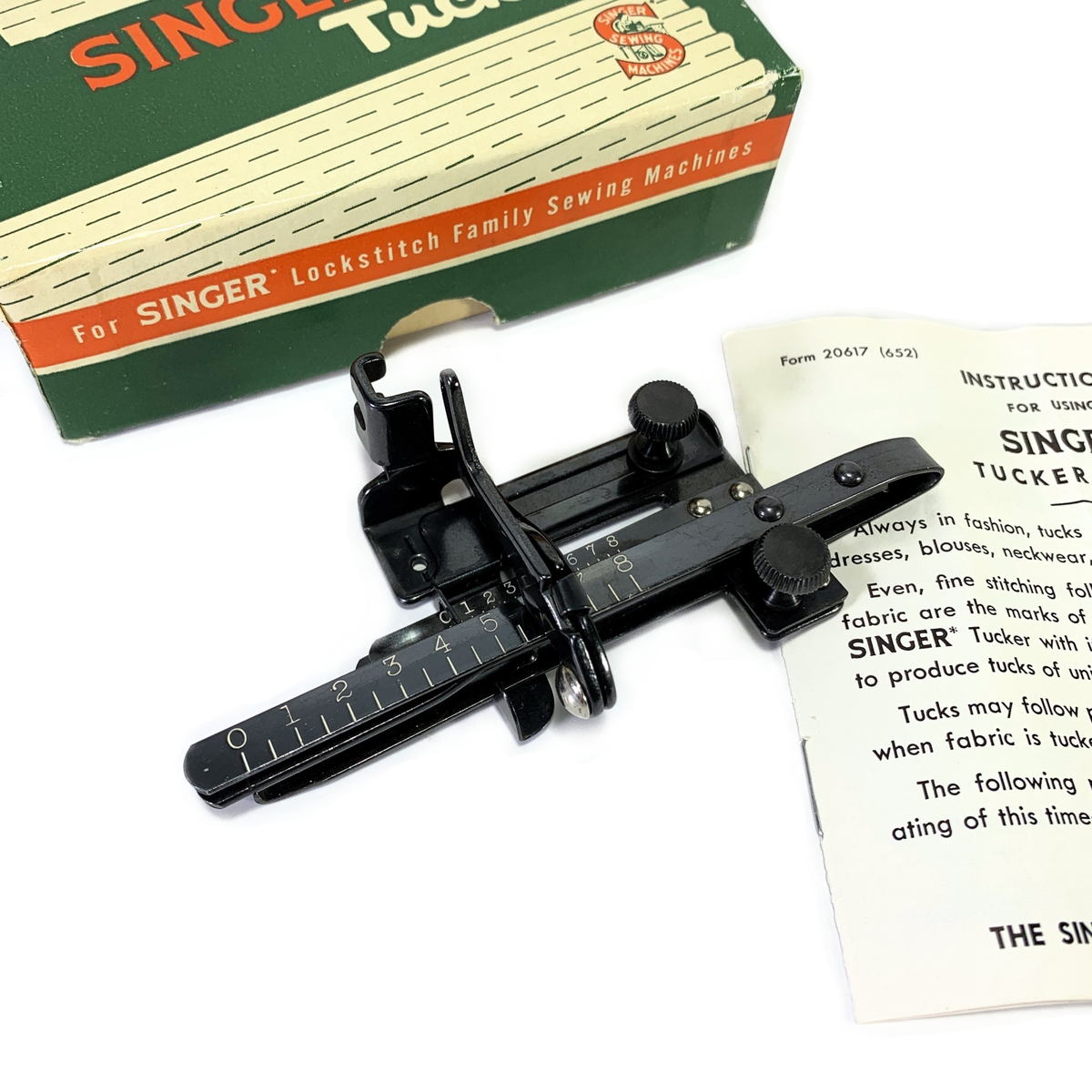 Singer Sewing Machine Lot Of Feet / Attachments For 99k In Green Card Box -  Lot K35