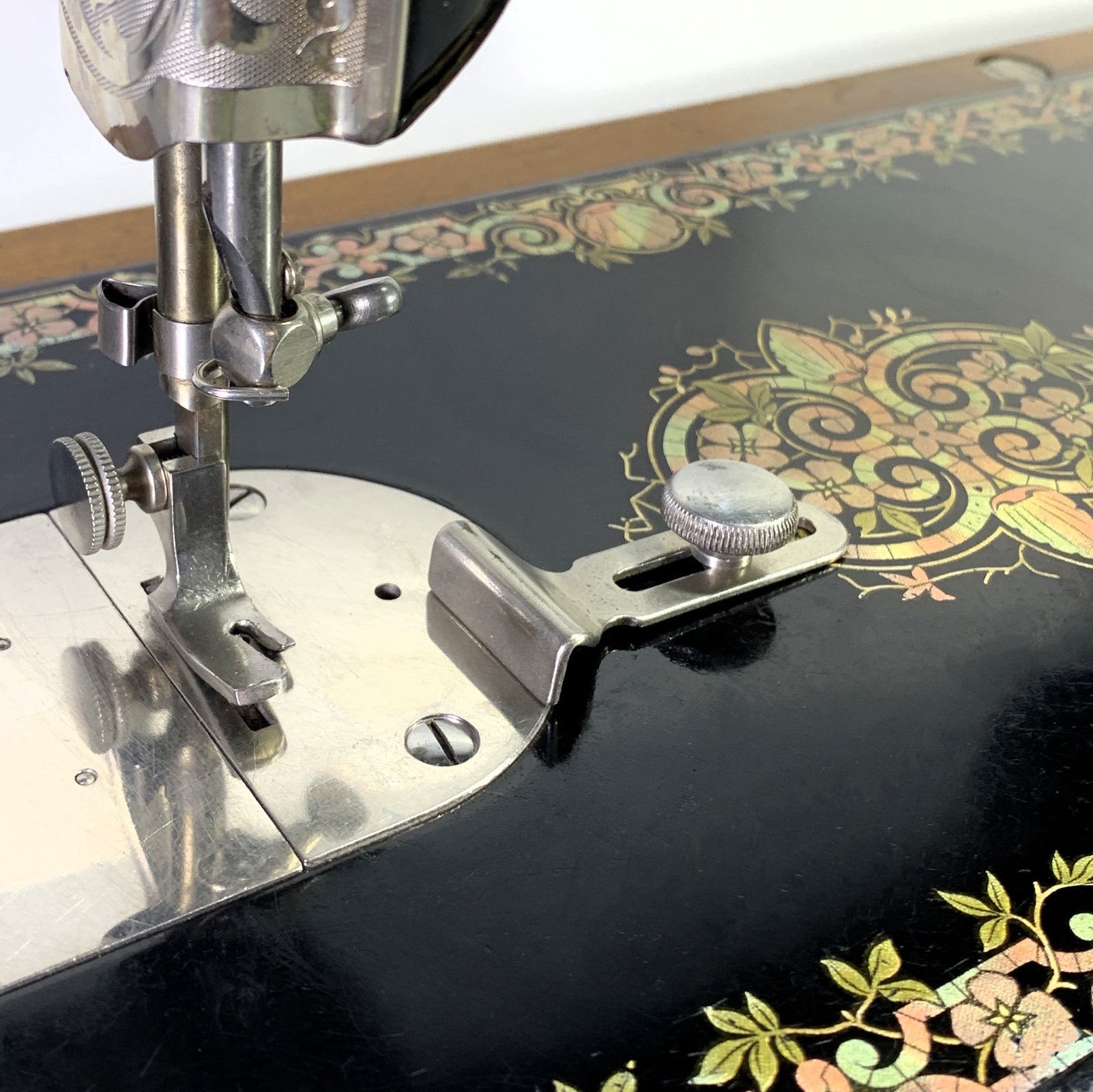 Early Singer Sewing Machine Seam Guide w/ Lrg Head Thumb Screw Simanco 25527 287 - The Old Singer Shop