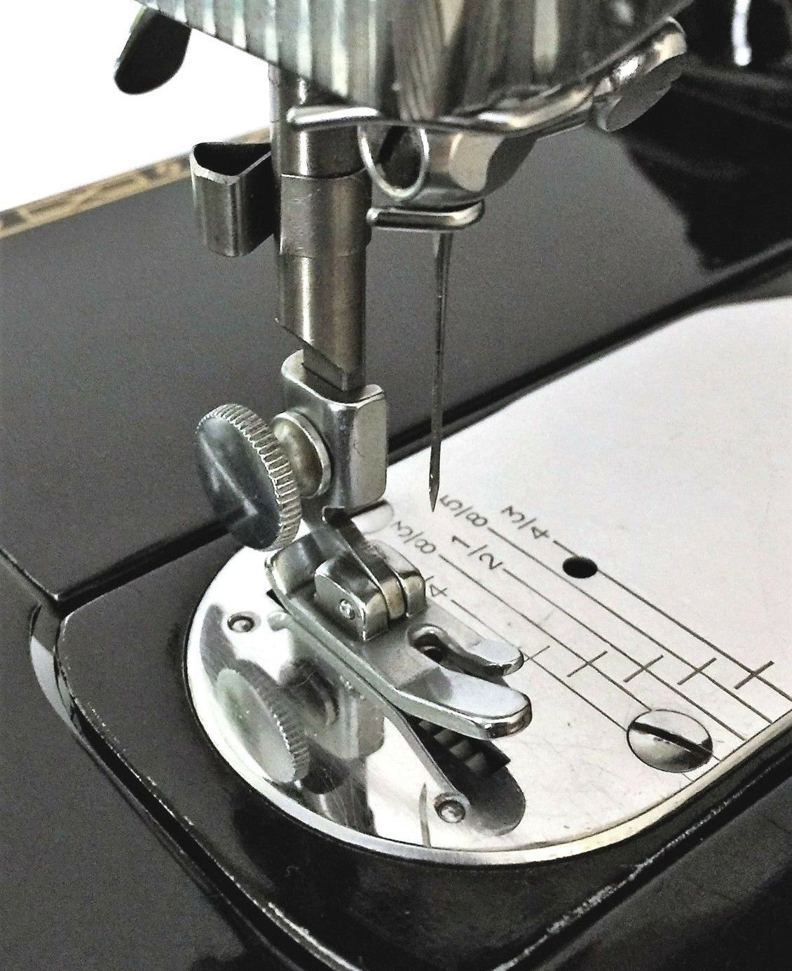 Singer Sewing Machine Low Shank Hinged Presser Foot and Thumb Screw Simanco 45321 221 Featherweight - The Old Singer Shop