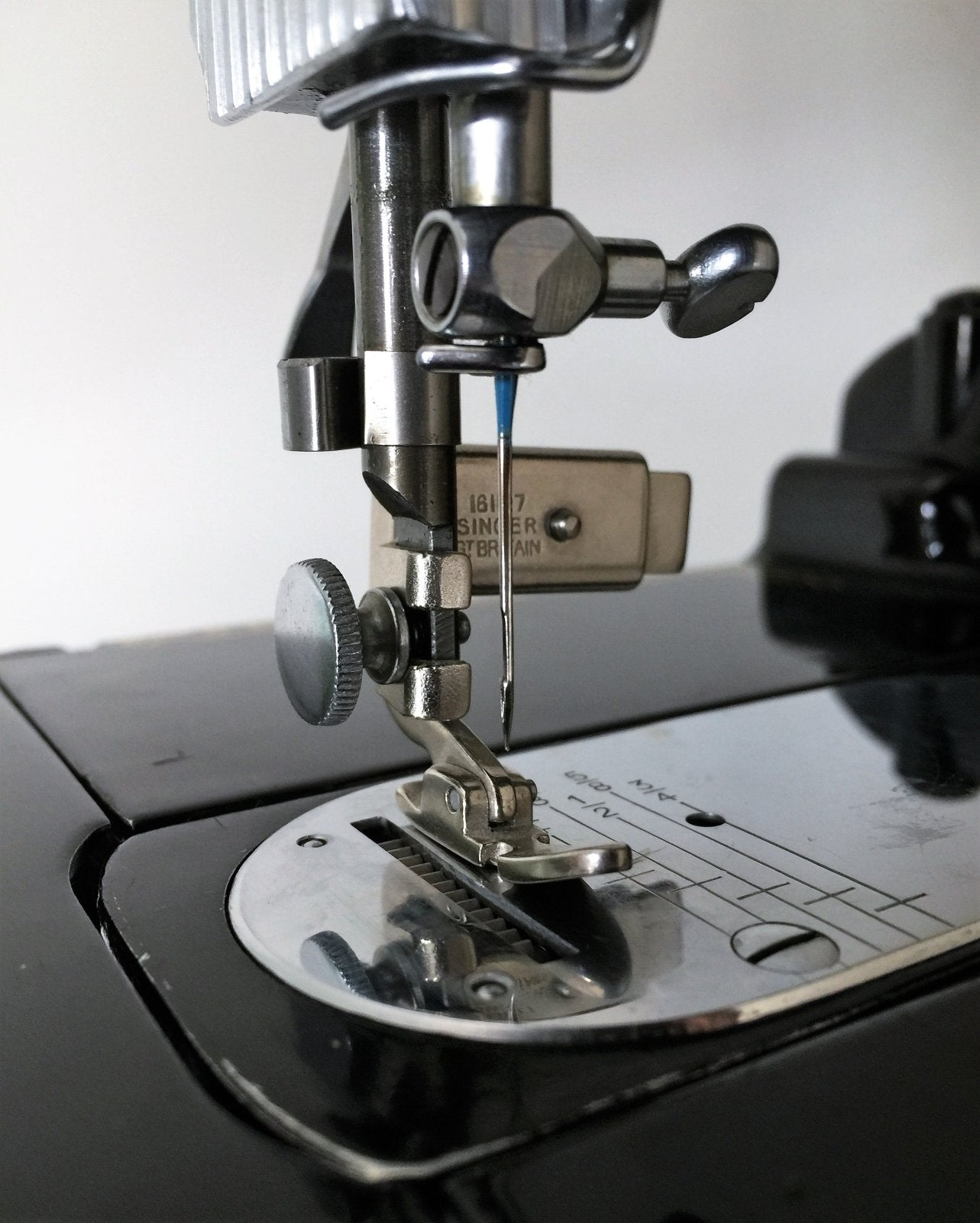 Singer Sewing Machine Low Shank Hinged Narrow Zipper Cording Foot