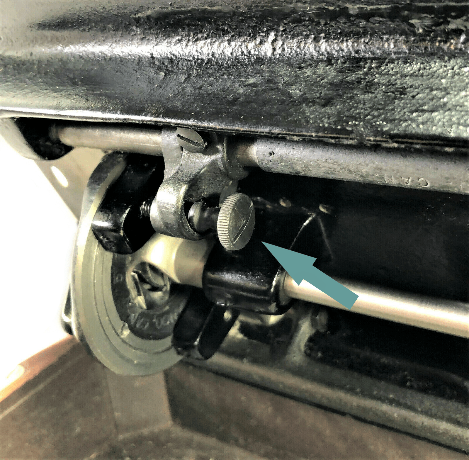 Singer 15 - 90 15 - 91 Sewing Machine Feed Dog Throw Out Lever Thumb Screw Simanco 51289 - The Old Singer Shop