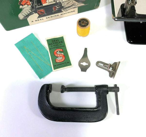 Antigua mini máquina de coser Singer Sewhandy modelo 20-10